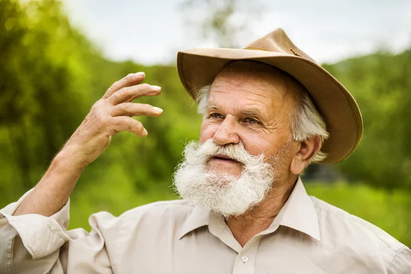 Velho agricultor de chapéu — Fotografia de Stock