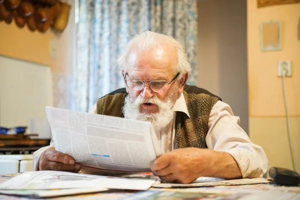 Mann liest Zeitung — Stockfoto