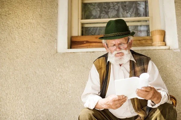 Homem lendo o livro — Fotografia de Stock