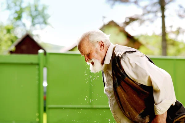 El granjero se lava la cara. — Foto de Stock