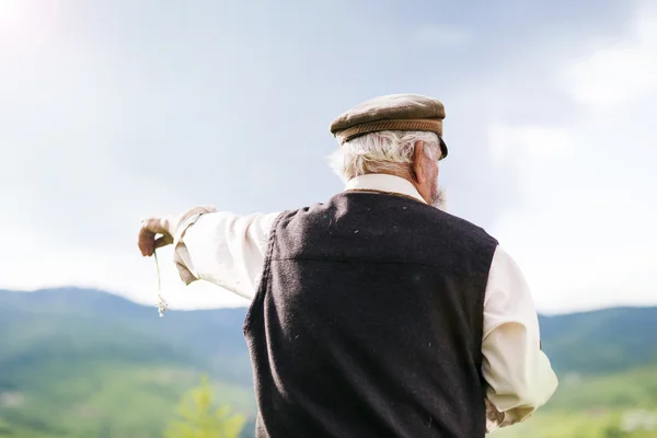 Agricoltore a piedi nel prato — Foto Stock