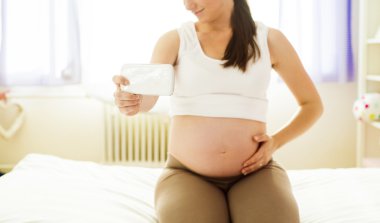 selfie cep telefonu ile çekici kadın