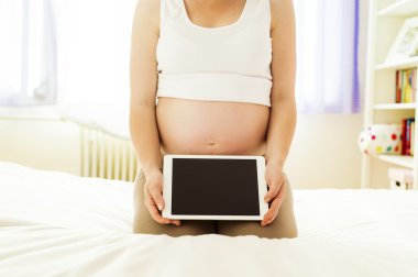 dijital tablet kullanan kadın