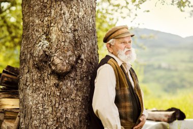 Çayırda yürüyüş çiftçi