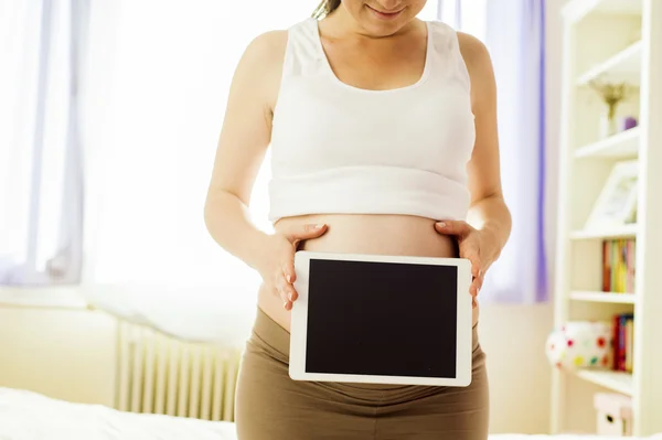 Femme utilisant une tablette numérique — Photo