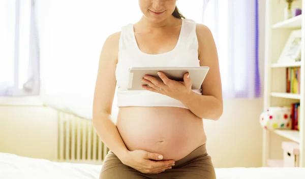 Femme utilisant une tablette numérique — Photo