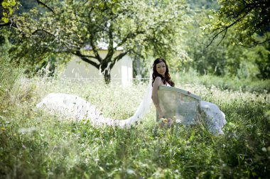 sandalyede oturan gelin