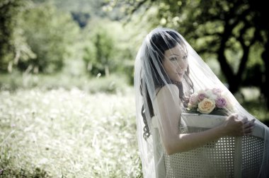 sandalyede oturan gelin