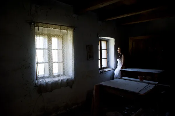 Braut posiert im alten Haus — Stockfoto