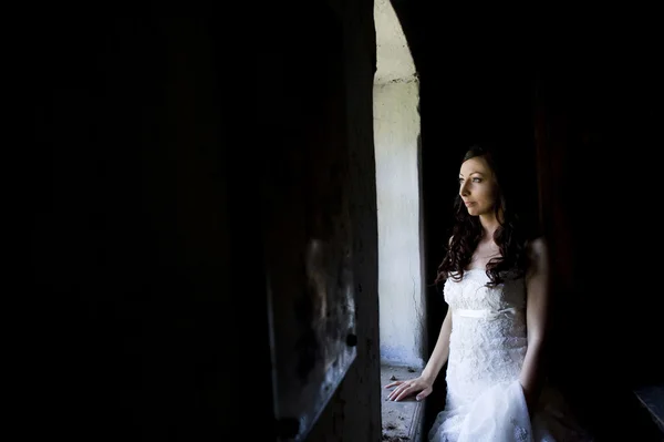 Sposa posa in vecchia casa — Foto Stock