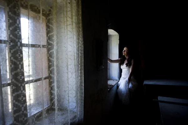 Невеста позирует в старом доме — стоковое фото