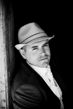 şapkalı yakışıklı damat