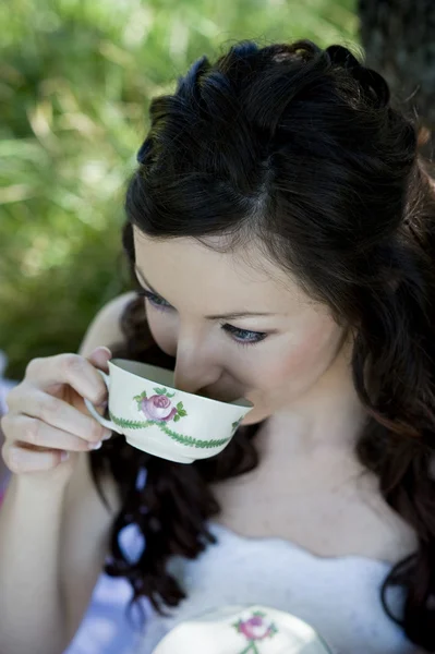 Bride drinking coffee — Stock Photo, Image