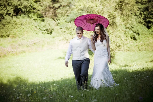 Noiva e noivo sob guarda-chuva — Fotografia de Stock