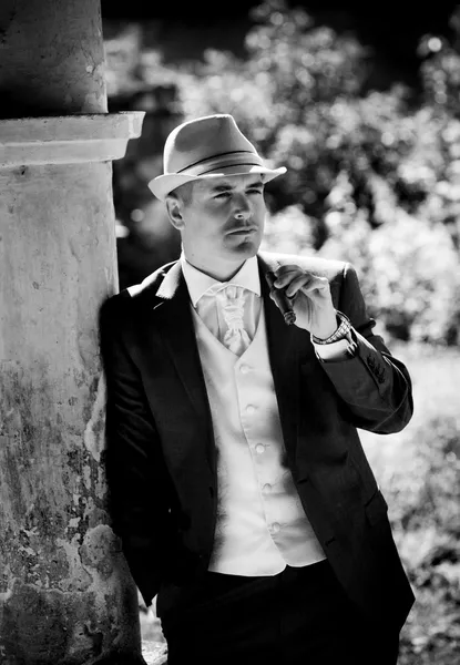 Handsome groom in hat — Stock Photo, Image