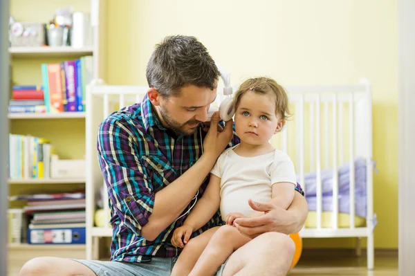 Father and daughter listening to music — Stock Photo, Image