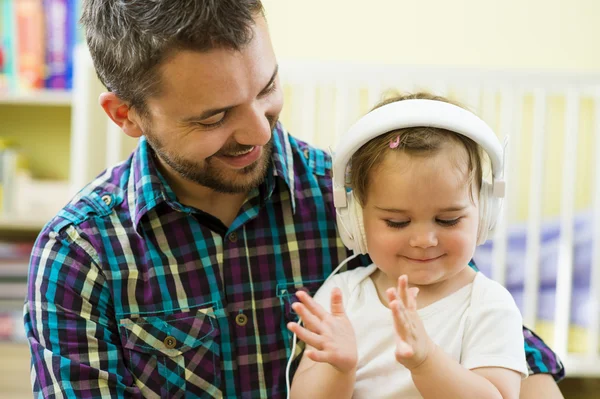 Padre e hija escuchando música — Foto de Stock