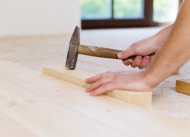 Tamirci yükleme ahşap zemin