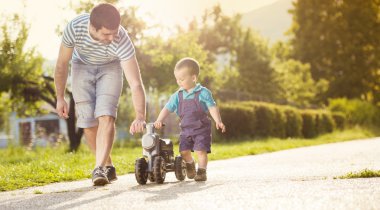 Baba ile oğlu motosiklet üzerinde