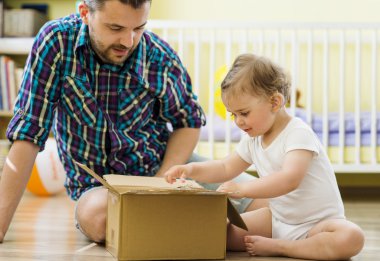 Baba ve kızı açılış kutusu