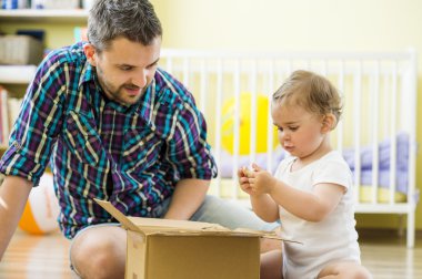 Baba ve kızı açılış kutusu