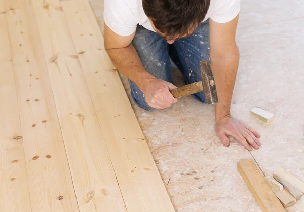 Handyman instalando piso de madera — Foto de Stock