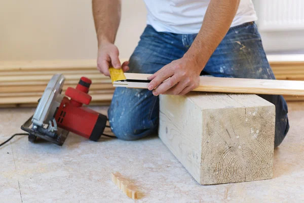 Medición de suelos de madera — Foto de Stock