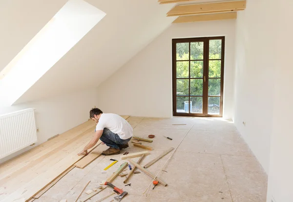 Handyman instalar piso de madeira — Fotografia de Stock