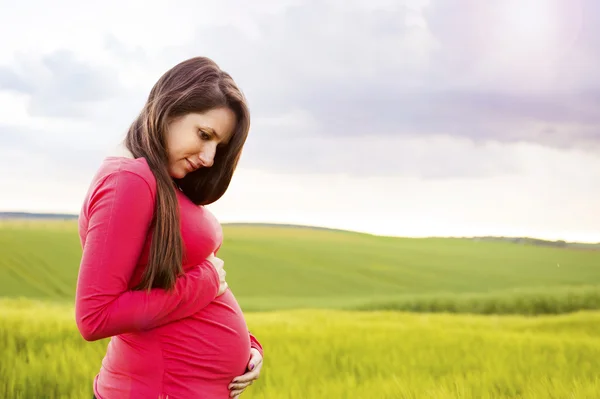 Donna incinta in campo — Foto Stock