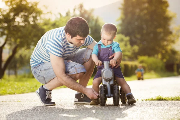 Far med son på motorcykel — Stockfoto