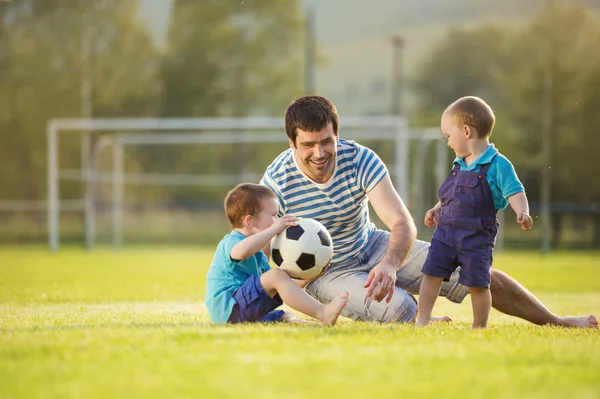 Vater mit Söhnen beim Fußballspielen — Stockfoto