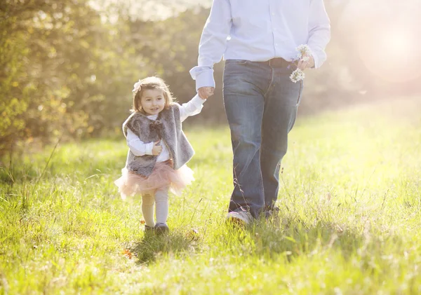 Отец во время прогулки с дочерью — стоковое фото