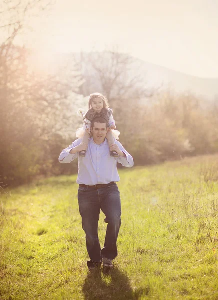 Tată în timpul plimbării cu fiica — Fotografie, imagine de stoc