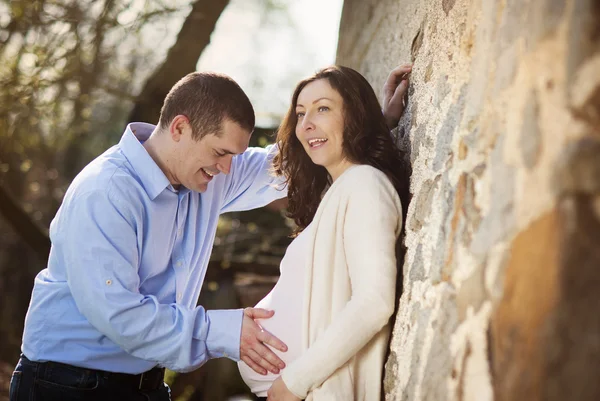 Couple enceinte étreignant dans la nature — Photo