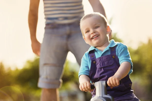 Padre con hijo en moto — Foto de Stock