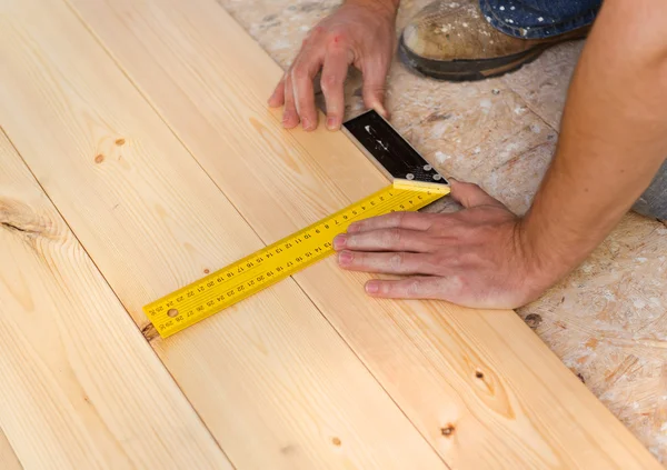 Measuring wood flooring — Stock Photo, Image