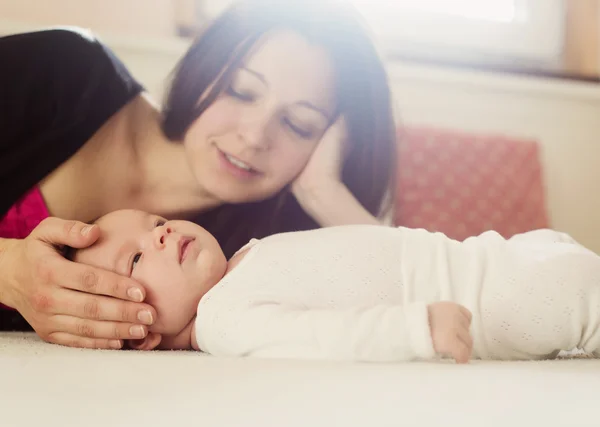 Mãe brincando com bebê — Fotografia de Stock