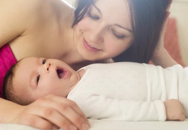 A mãe está brincando com o bebê — Fotografia de Stock