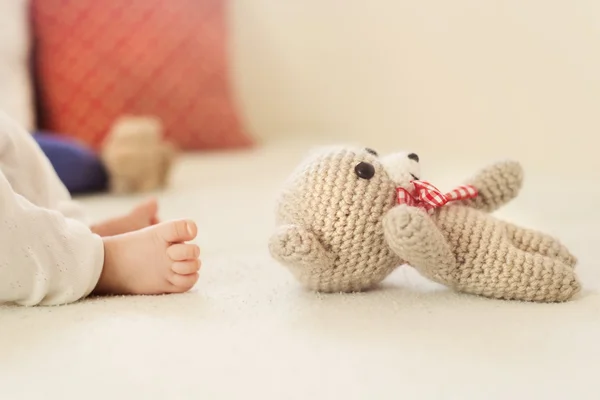 Bebé recién nacido pies de niña — Foto de Stock