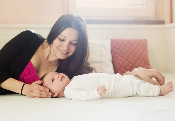 Madre está jugando con el bebé — Foto de Stock