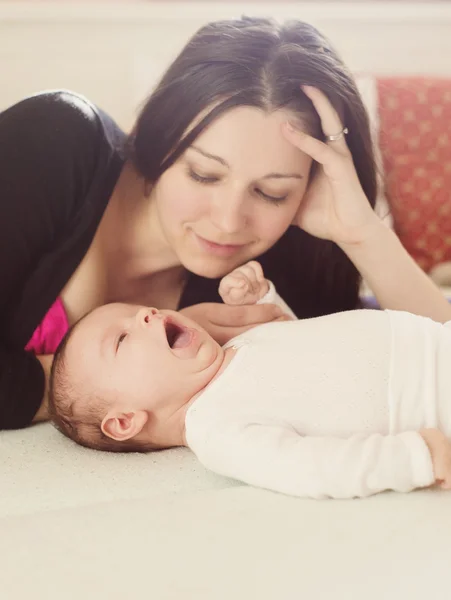 Moeder is spelen met baby — Stockfoto
