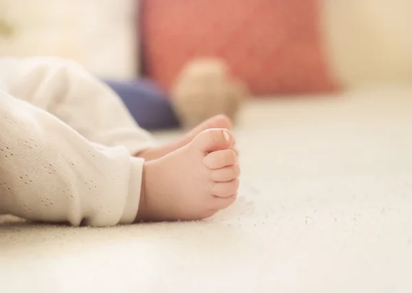 Die Füße des neugeborenen Mädchens — Stockfoto