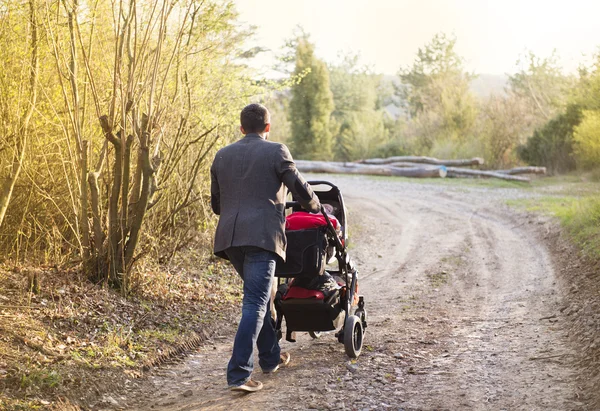 Vater mit Kinderwagen beim Spaziergang — Stockfoto