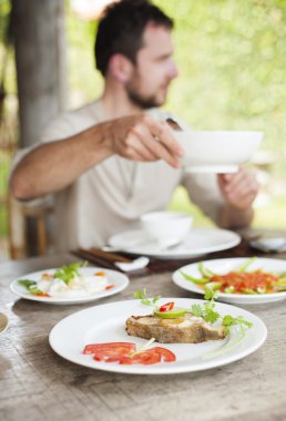 Vietnam restoranı içinde adam