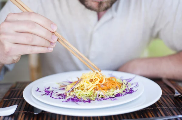 Mann genießt ein Essen — Stockfoto