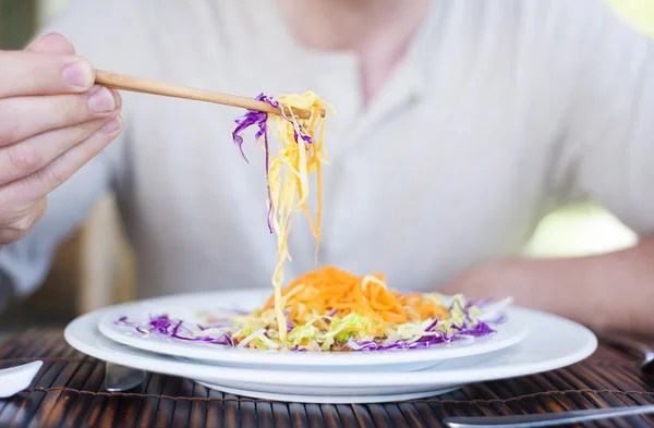 Mann genießt ein Essen — Stockfoto