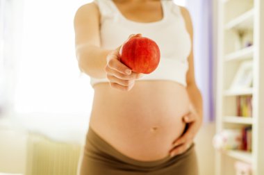 hamile kadın elma