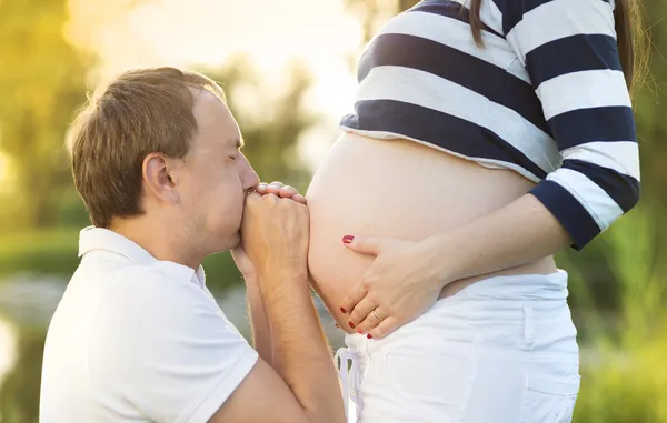 Мужчина, дующий в живот беременной — стоковое фото