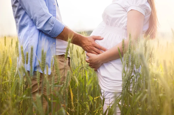 妊婦の腹に触れる男 — ストック写真