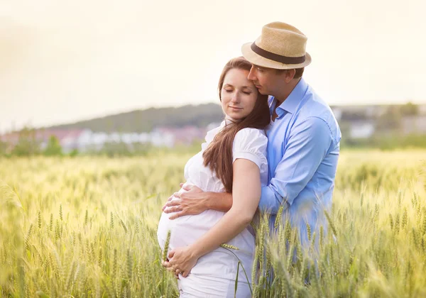 Casal grávida em campo — Fotografia de Stock